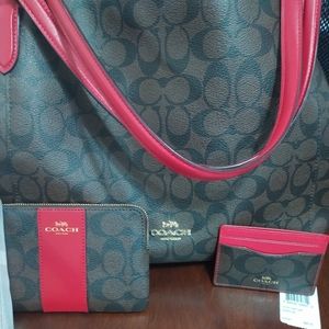 Large Coach shoulder bag with matching accessories